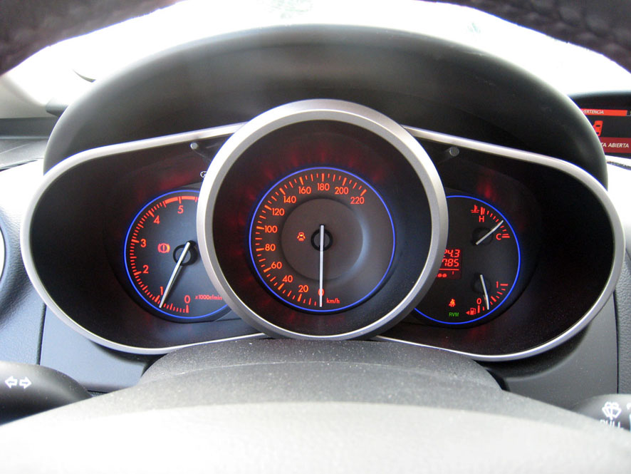 Salpicadero y relojes del Mazda CX-7