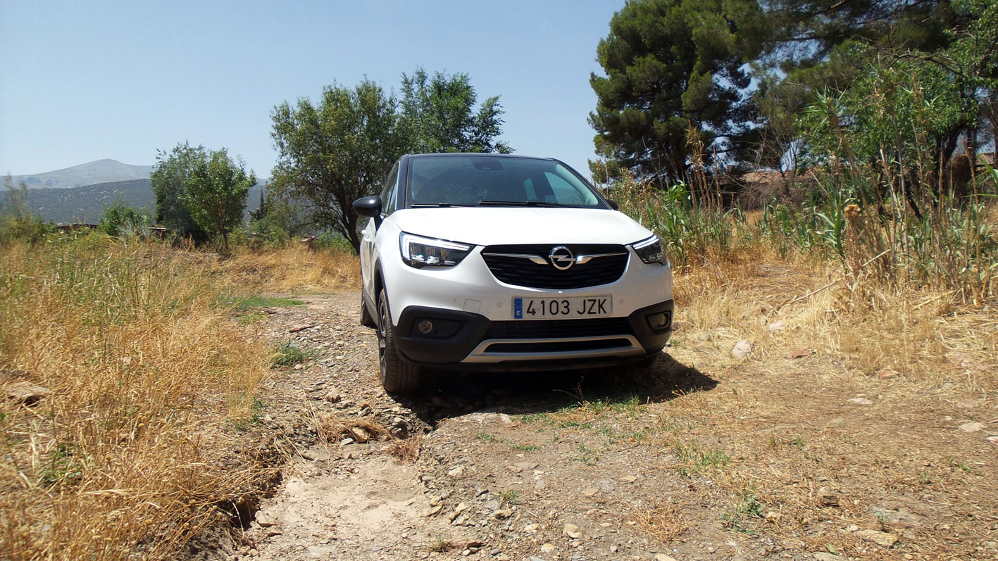 Opel Crossland circulando por una pista en Gorafe (Granada).