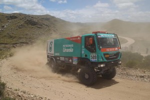 Los cambios de altitud y la dureza del suelo marcan la segunda etapa del Dakar