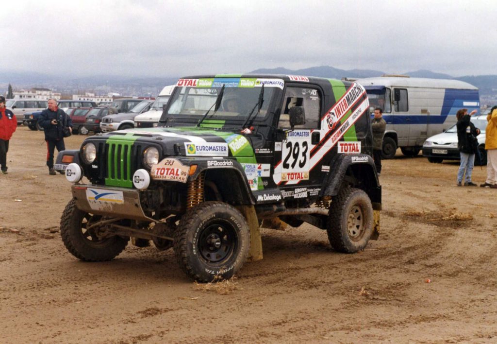 Espectacular Jeep Wrangler esperando la salida en la etapa prólogo del Rally Granda Dakar 1999
