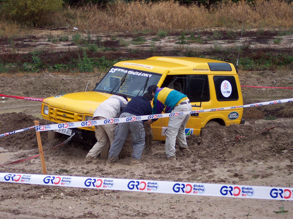 Land Rover Discovery atascado en el barro en la disputa de la prólogo del Raid Maroc 2003