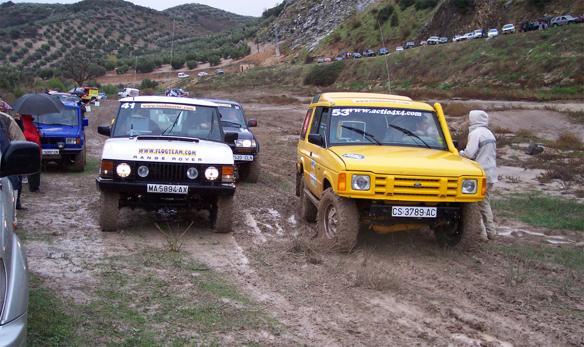 Vehículos en la salida de la prólogo del Raid Maroc 2003
