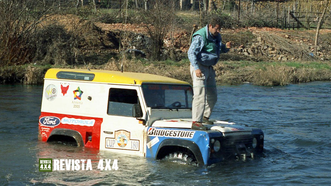 Land Rover Defender del equipo Almería 2005 atascado en un río en la Coronel Tapiocca CUP-180