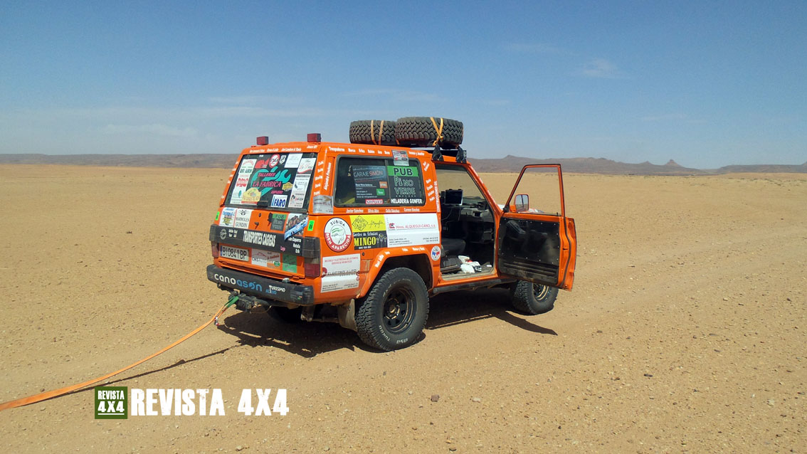 Nissan Patrol con eslinga en el desierto