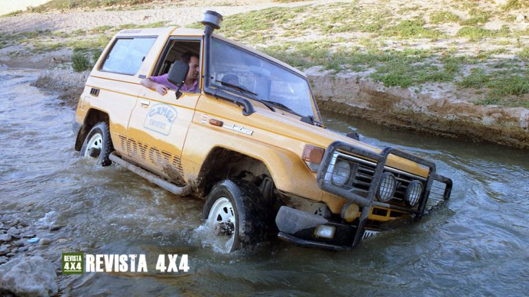 Toyota Land Cruiser BJ-73 Camel Trophy vadeando río