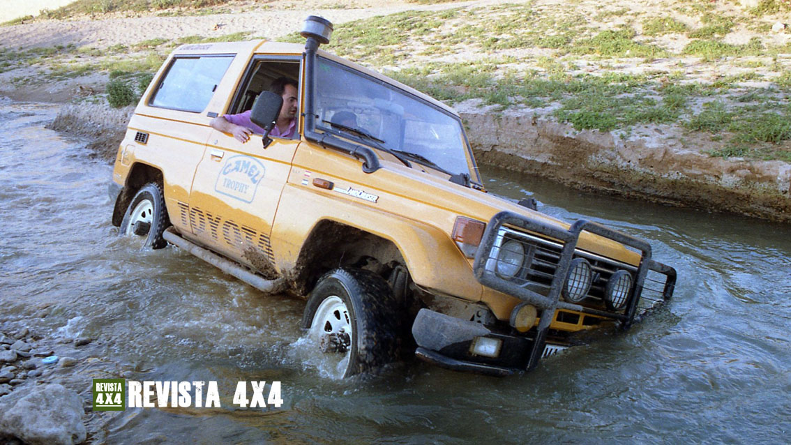 Toyota BJ 73 color Camel vadeando un río