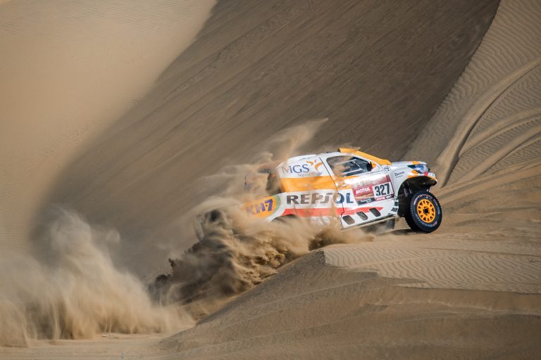 Siguen los problemas de navegación para Carlos Sainz y remontada de Isidre Esteve en la quinta etapa del Dakar 2021