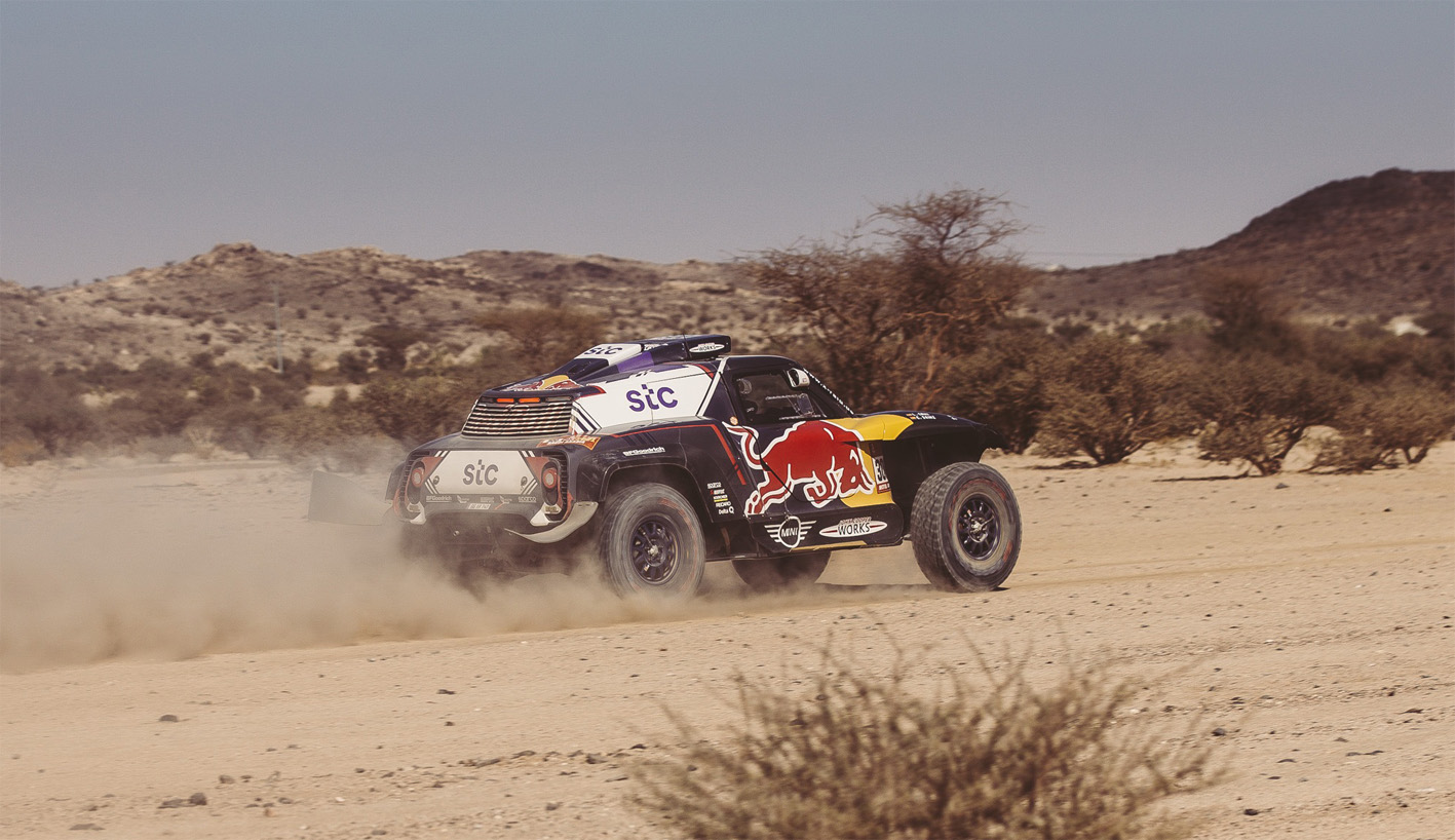 Carlos Sainz tira de coraje y consigue imponerse en la primera etapa del Dakar tras salir en la vigesimoctava posición