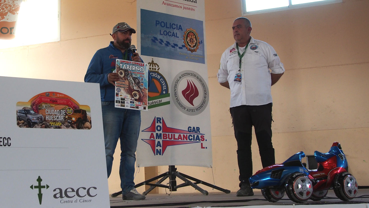Manuel Campos, presidente del Club Team Zapatito 4x4, y, Javier Gómez, presidente del Club Huéscar 4x4, en la presentación del cartel del I Extreme 4x4 Taberno 2022.