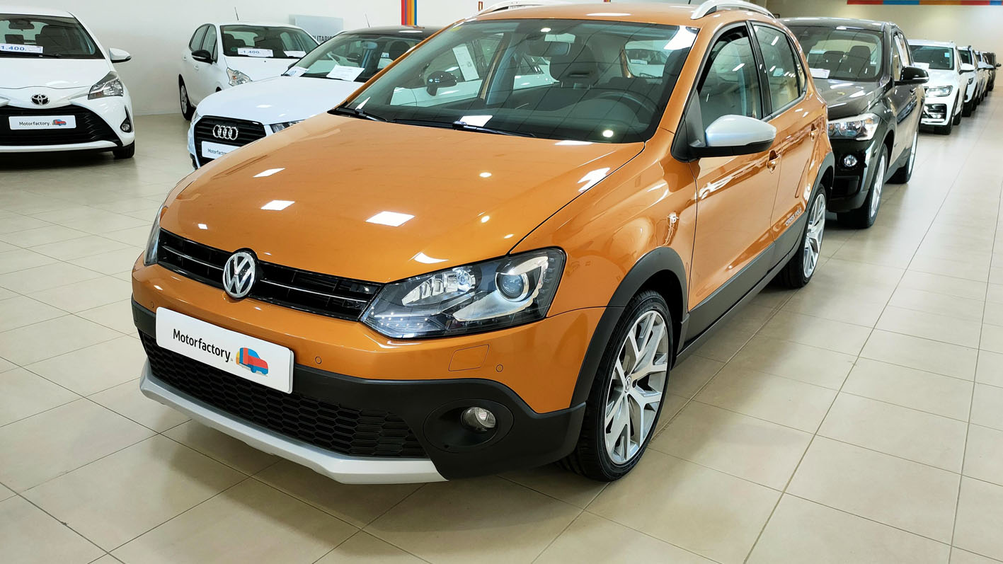 Volkswagen Polo Cross naranja exterior.