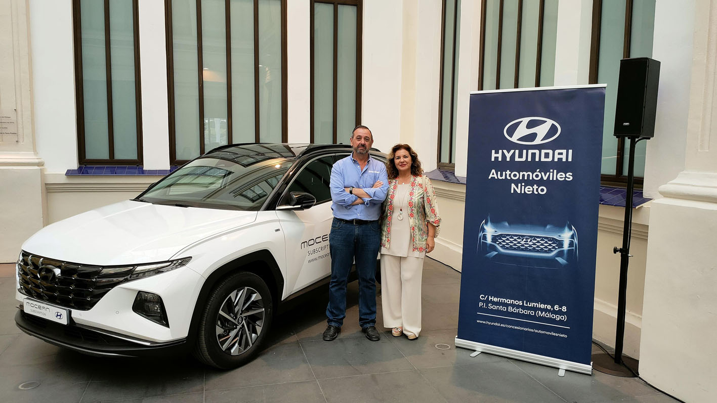 Alejandro Triviño, director de Revista 4x4, y Angelina Almenara, gerente de Hyundai Automóviles Nieto.