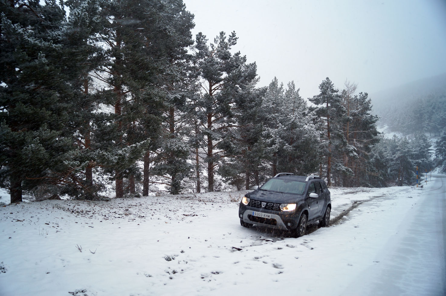 Dacia Duster en nieve con neumáticos Bridgestone Dueler.
