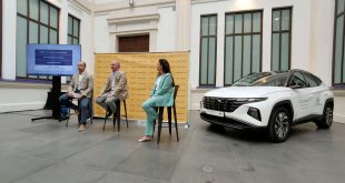De izquierda a derecha, Santiago Seller, Leopoldo Satrústegui y Elena Gris en la presentación de Mocean Suscripción en Málaga.