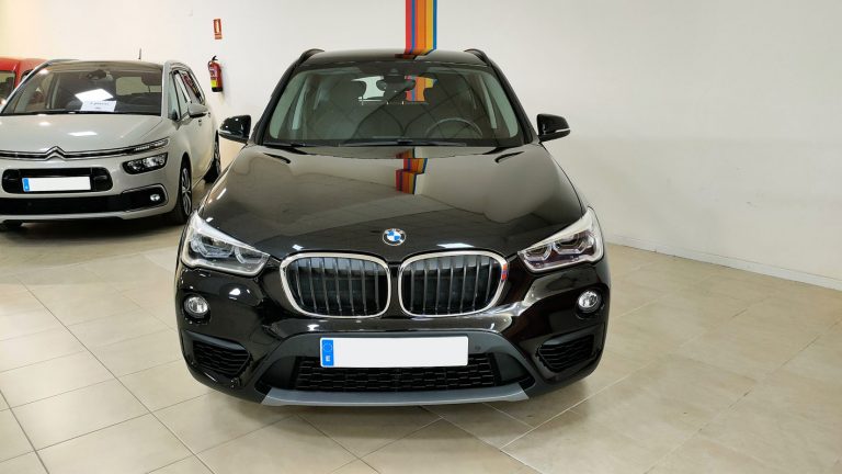 Álbum de fotos BMW X1 xDrive 4×4 color negro, diésel cambio automático.