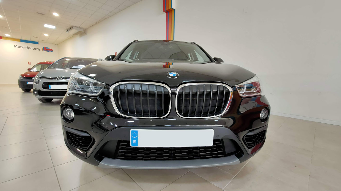 BMW X1 xDrive 4x4 frontal color negro.