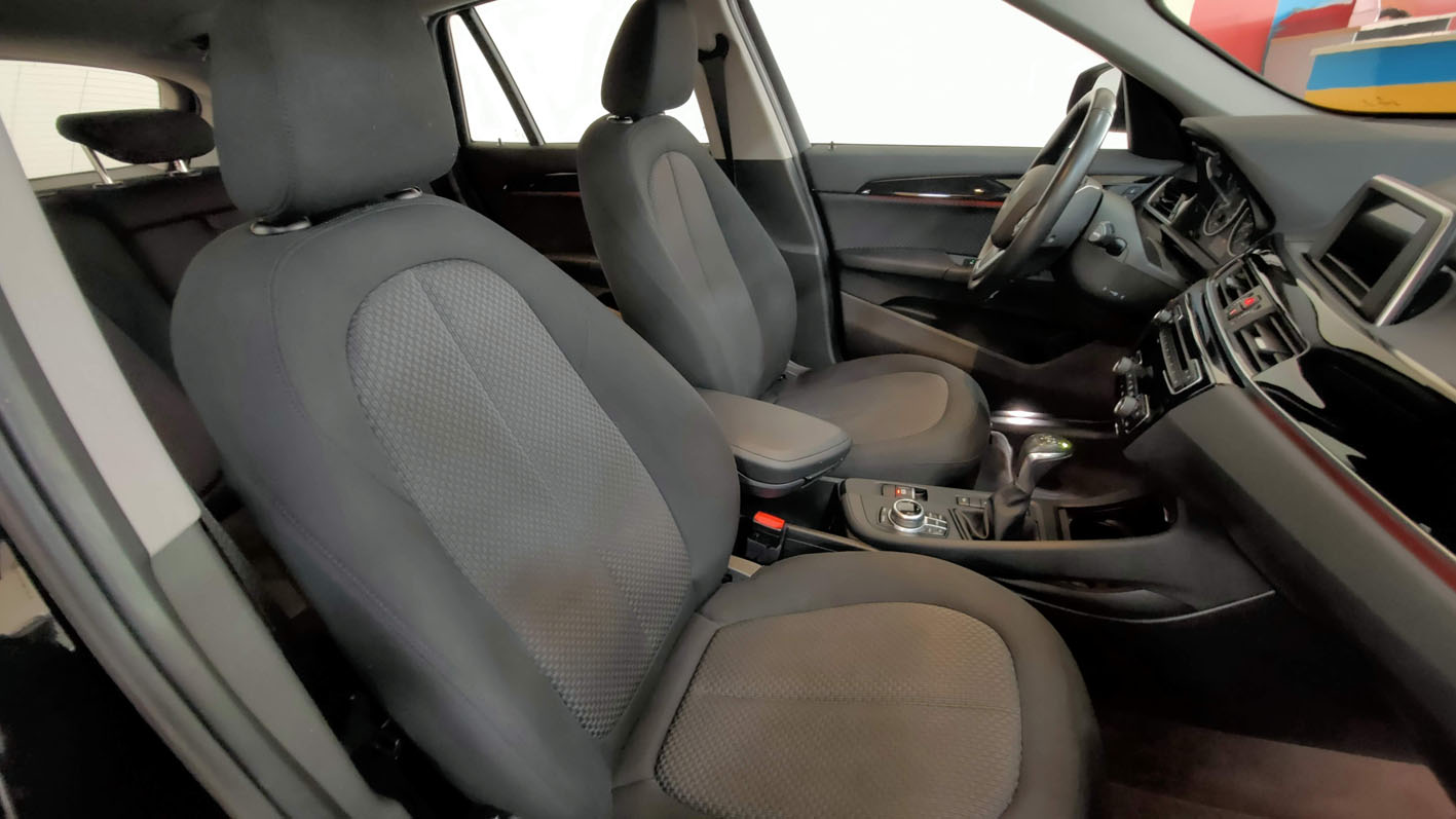 BMW X1 xDrive 4x4 interior detalle asientos delanteros.