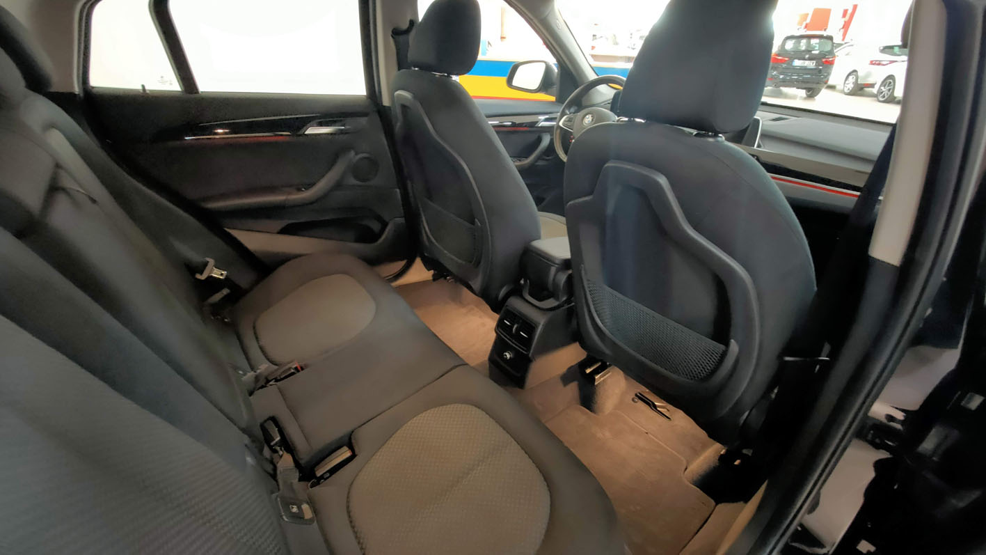 BMW X1 xDrive 4x4 interior detalle asientos traseros.