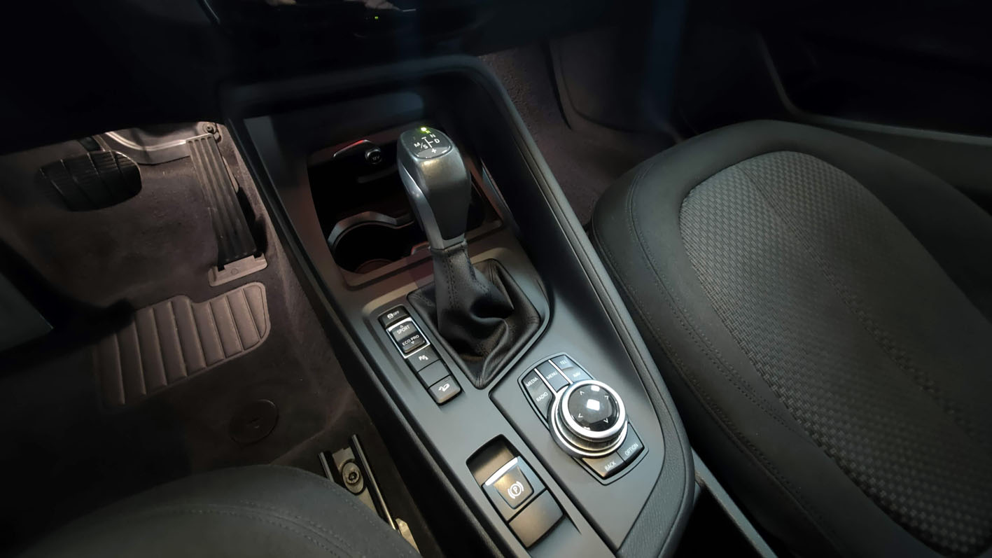 BMW X1 xDrive interior consola central y palanca cambio automático.