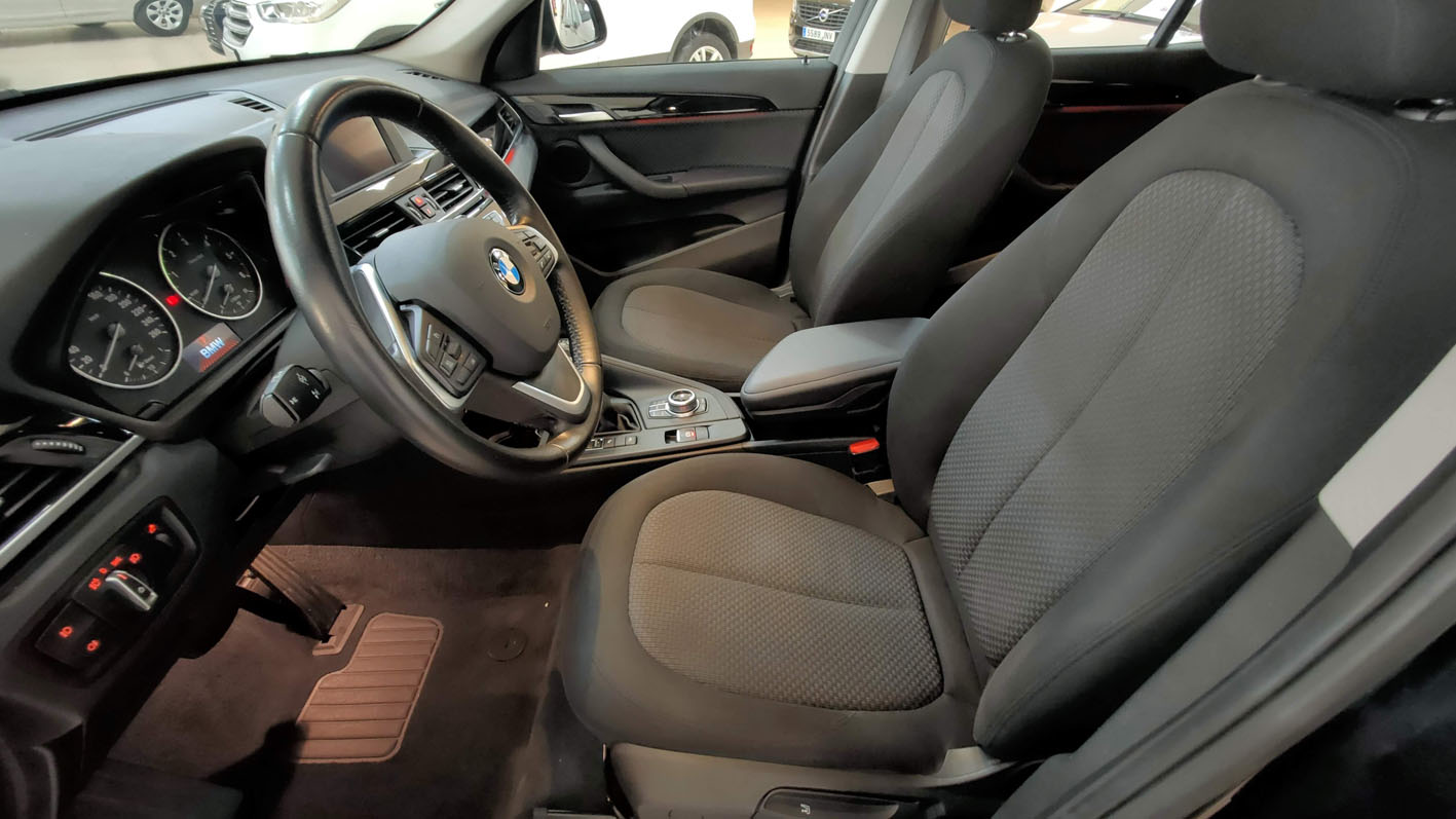 BMW X1 xDrive interior plazas delanteras.