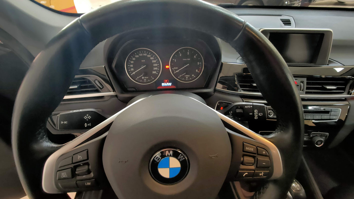 BMW X1 xDrive interior detalle volante multifunción.
