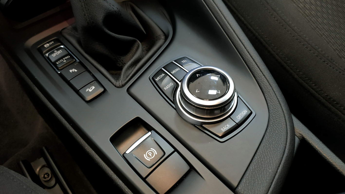 BMW X1 xDrive interior detalle mando joystick multimedia y radio.