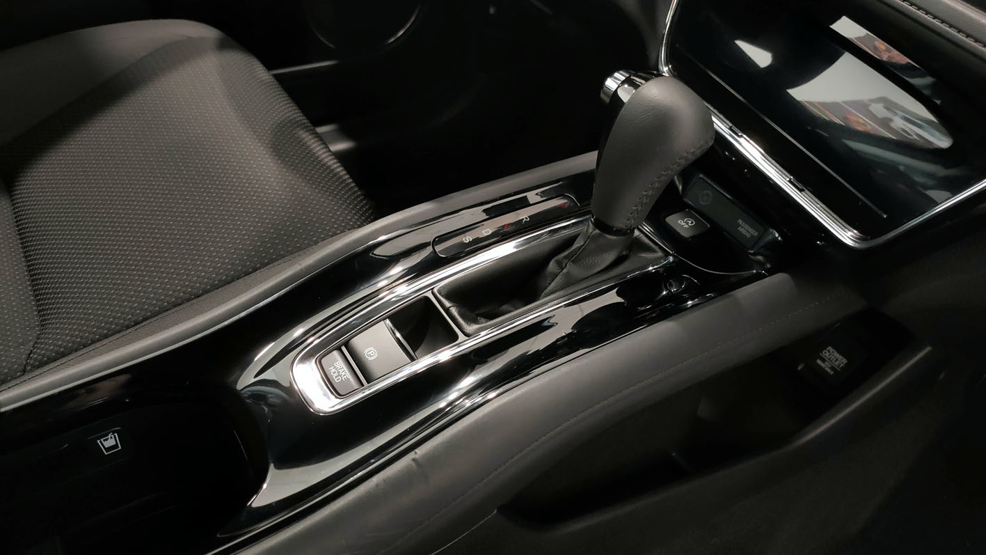 Honda HR-V año 2020 interior detalle cambio automático y salpicadero.