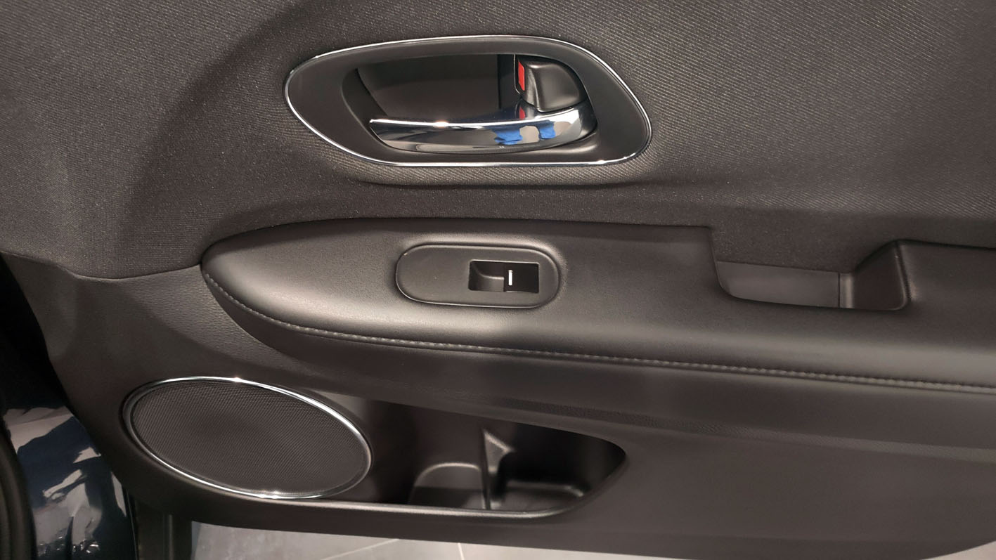 Honda HR-V año 2020 interior detalle puerta y elevalunas eléctricos.