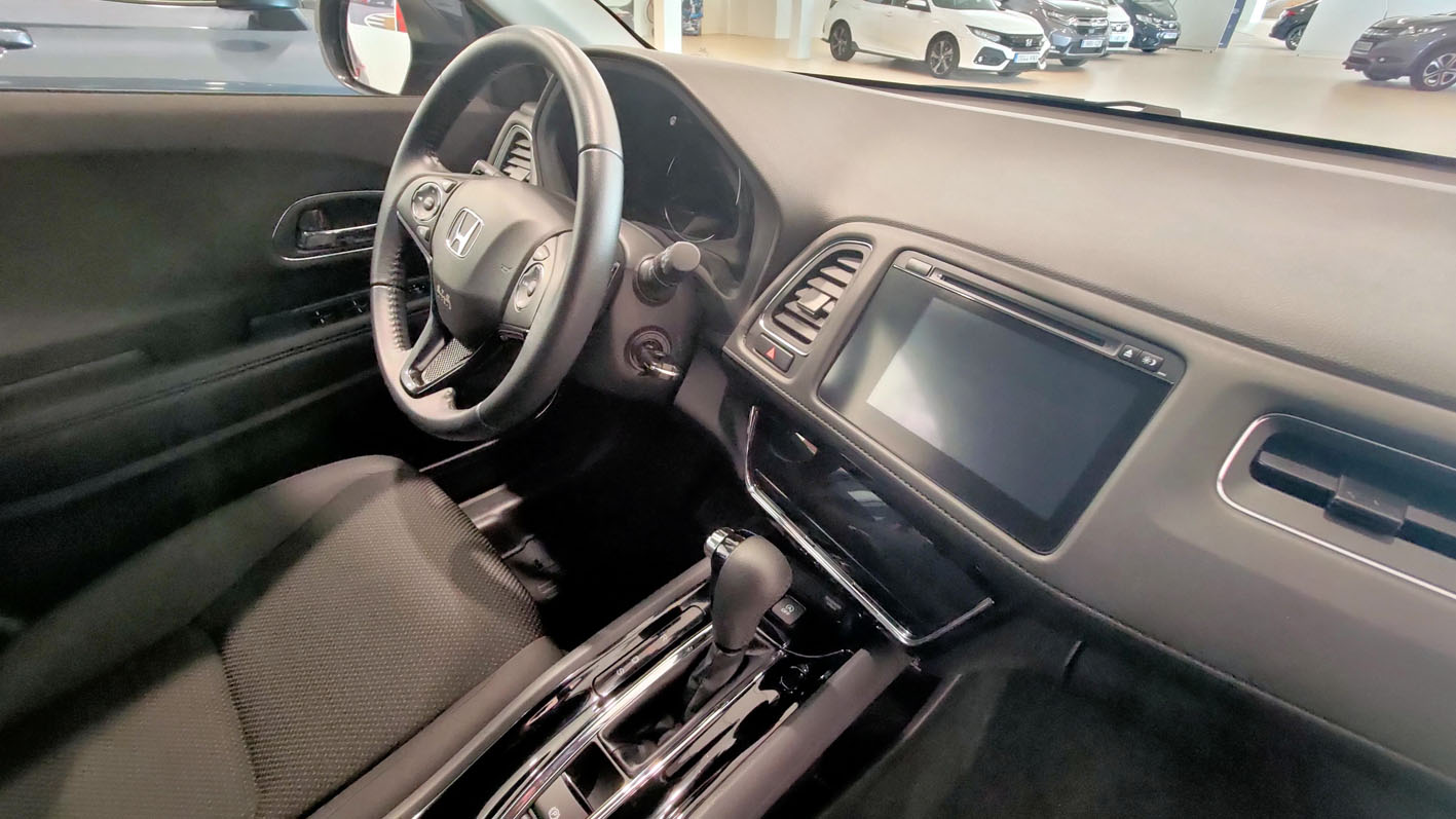 Honda HR-V año 2020 interior detalle salpicadero, navegador y cambio automático.