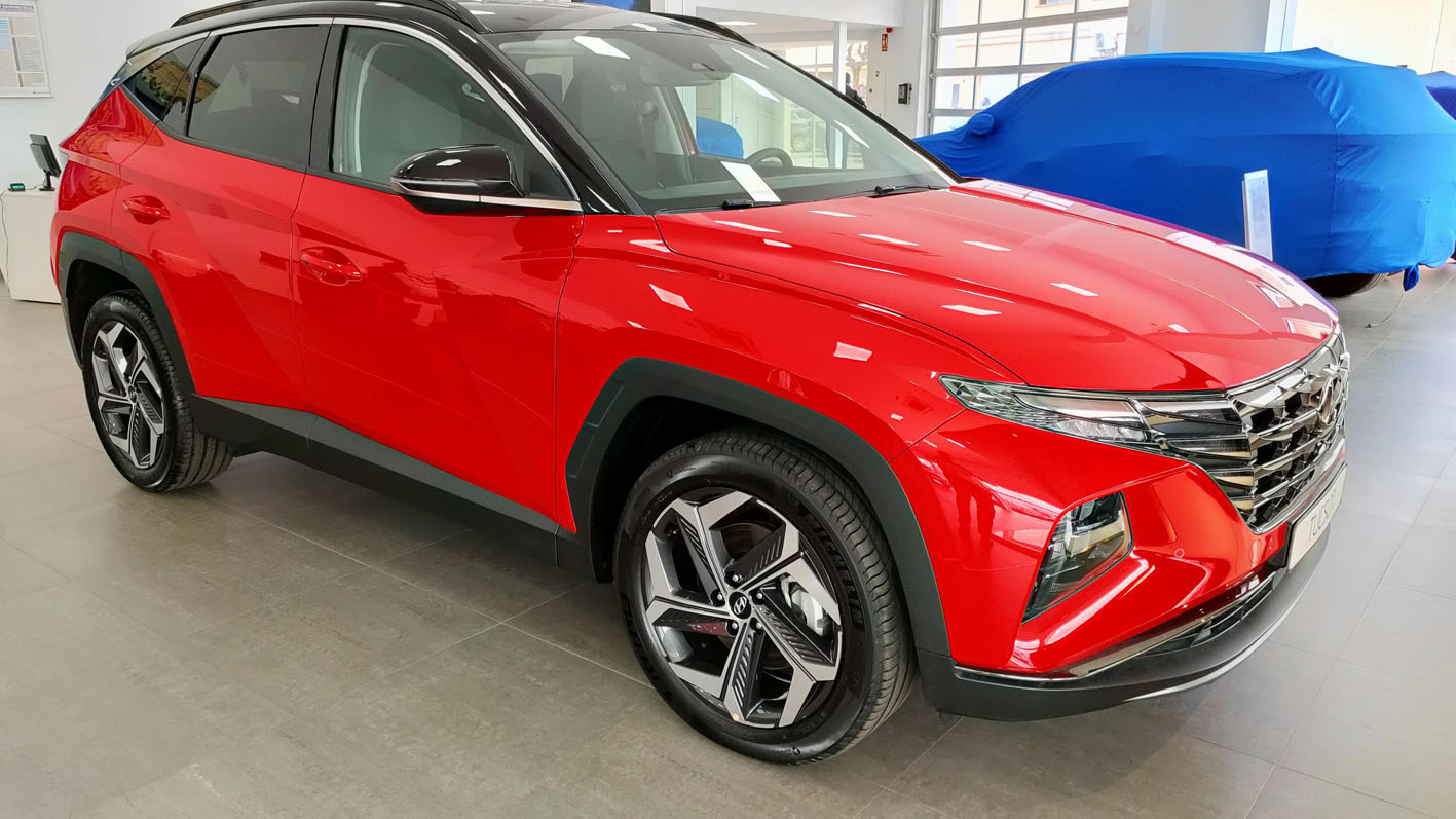 Hyundai Tucson color rojo expuesto en un concesionario oficial.