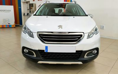 Peugeot 2008 color blanco frontal.