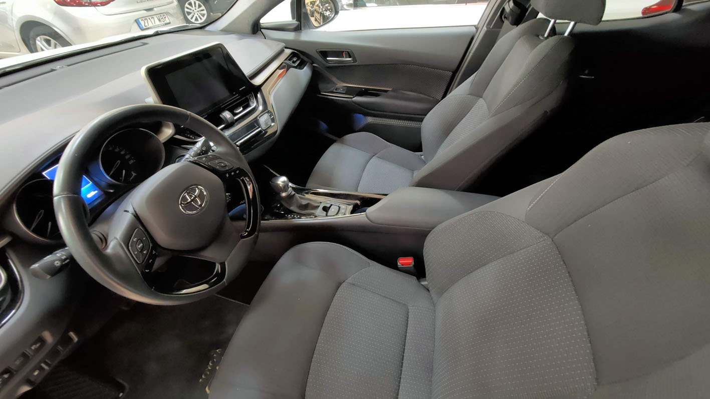 Toyota C-HR Hybrid asientos delanteros.