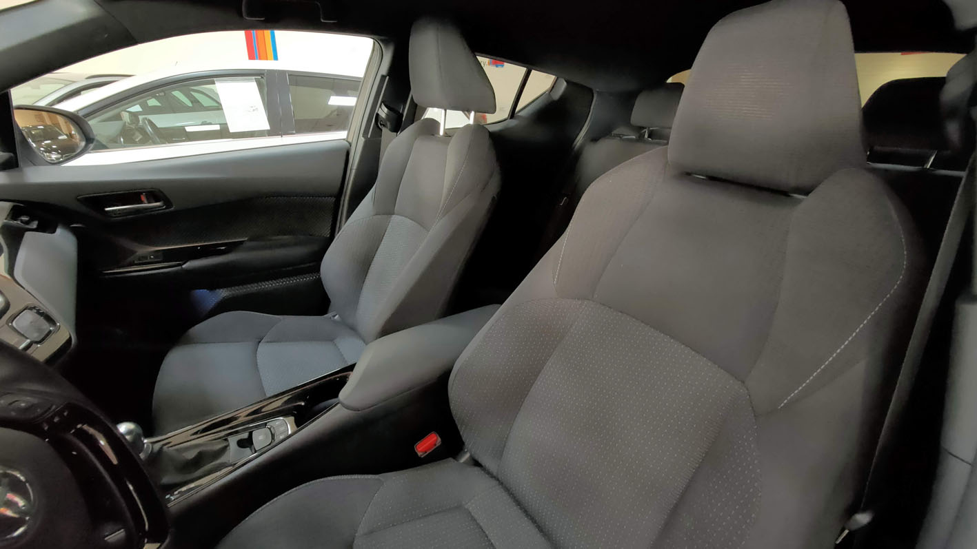 Toyota C-HR Hybrid asientos delanteros tapicería gris.