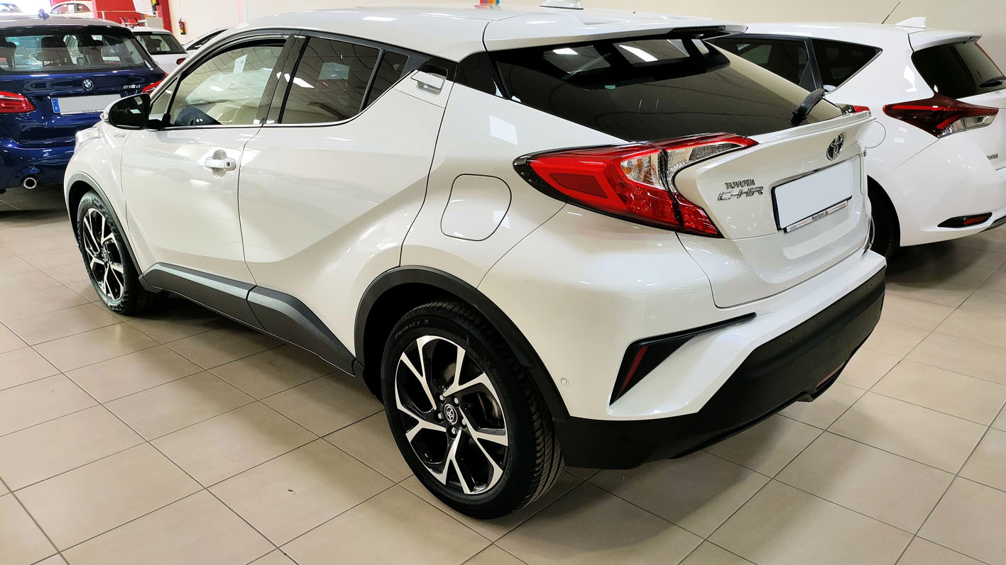 Toyota C-HR color blanco exterior lateral trasero.