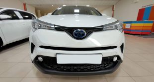 Toyota C-HR color blanco frontal.