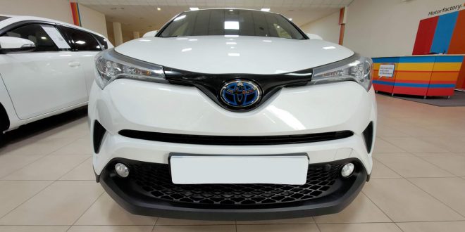 Toyota C-HR color blanco frontal.
