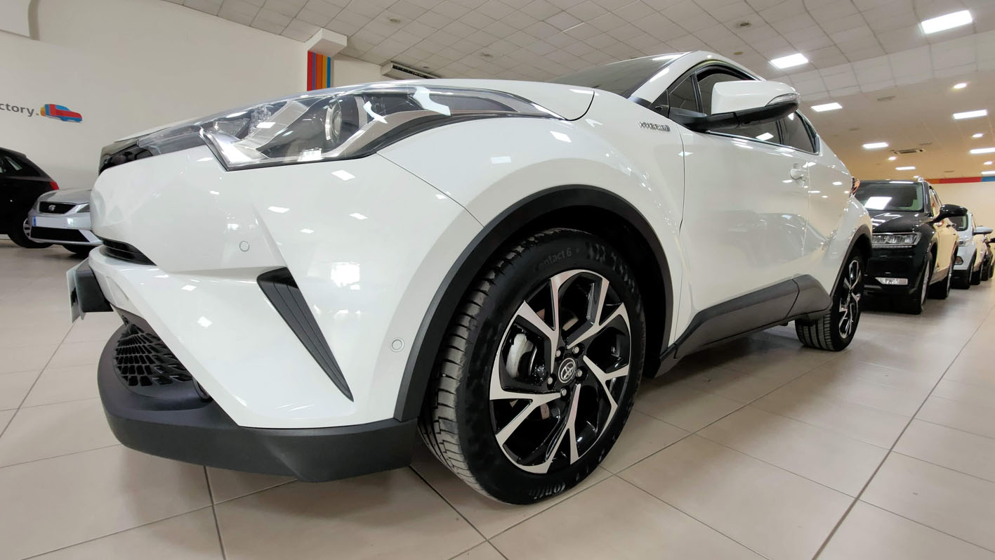 Toyota C-HR color blanco exterior lateral frontal.