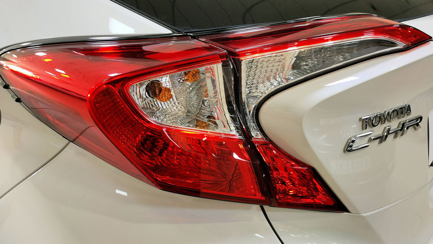 Toyota C-HR detalle óptica trasera.