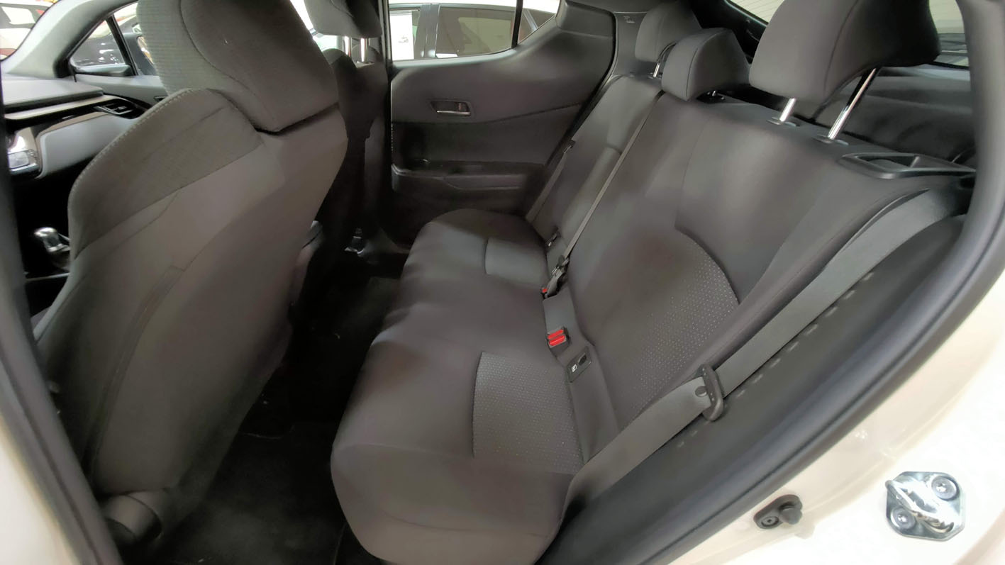 Toyota C-HR Hybrid plazas traseras tapicería gris.