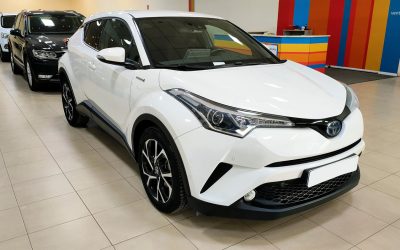 Toyota C-HR color blanco exterior lateral y frontal.