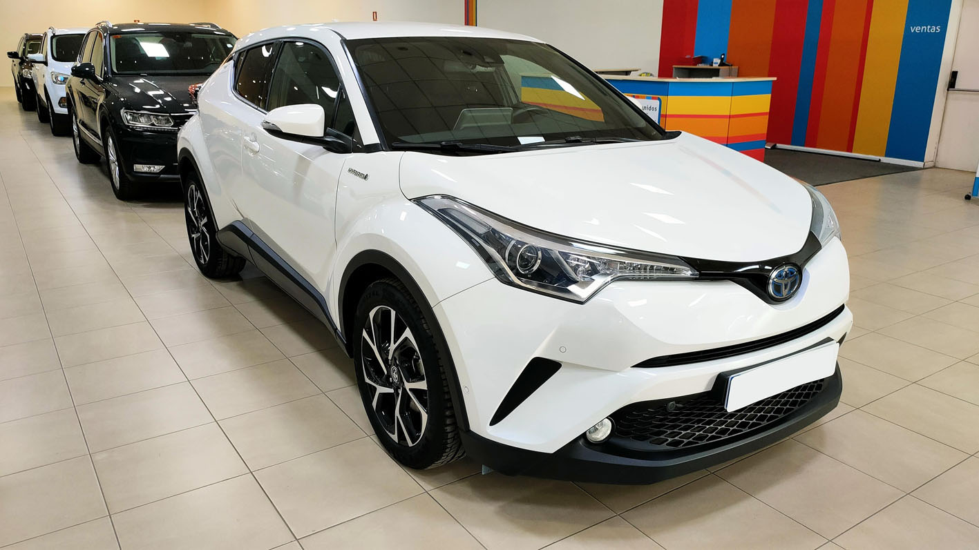 Toyota C-HR color blanco exterior lateral y frontal.