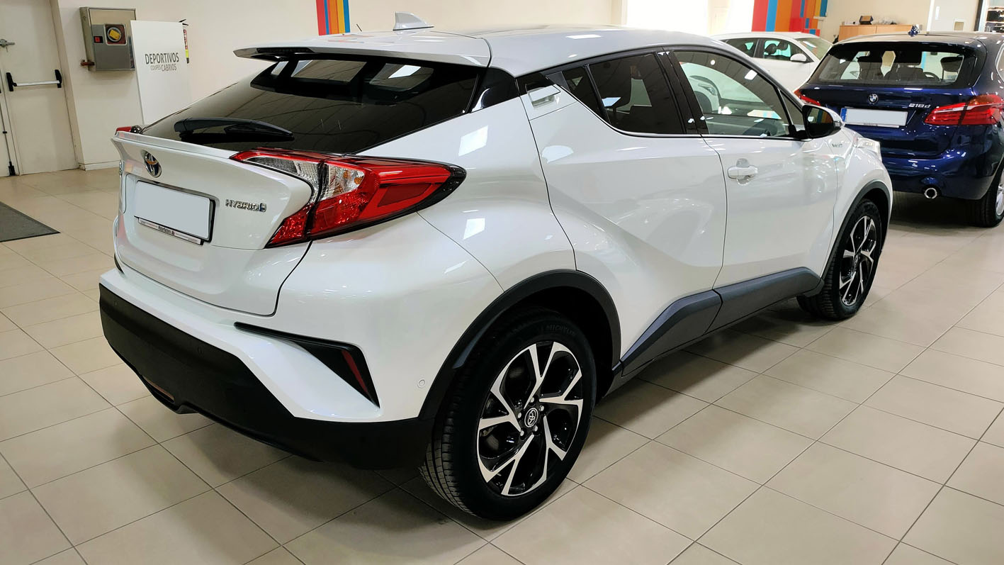 Toyota C-HR color blanco exterior lateral trasero.