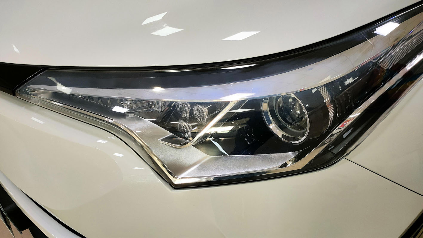 Toyota C-HR Hybrid detalle óptica delantera.