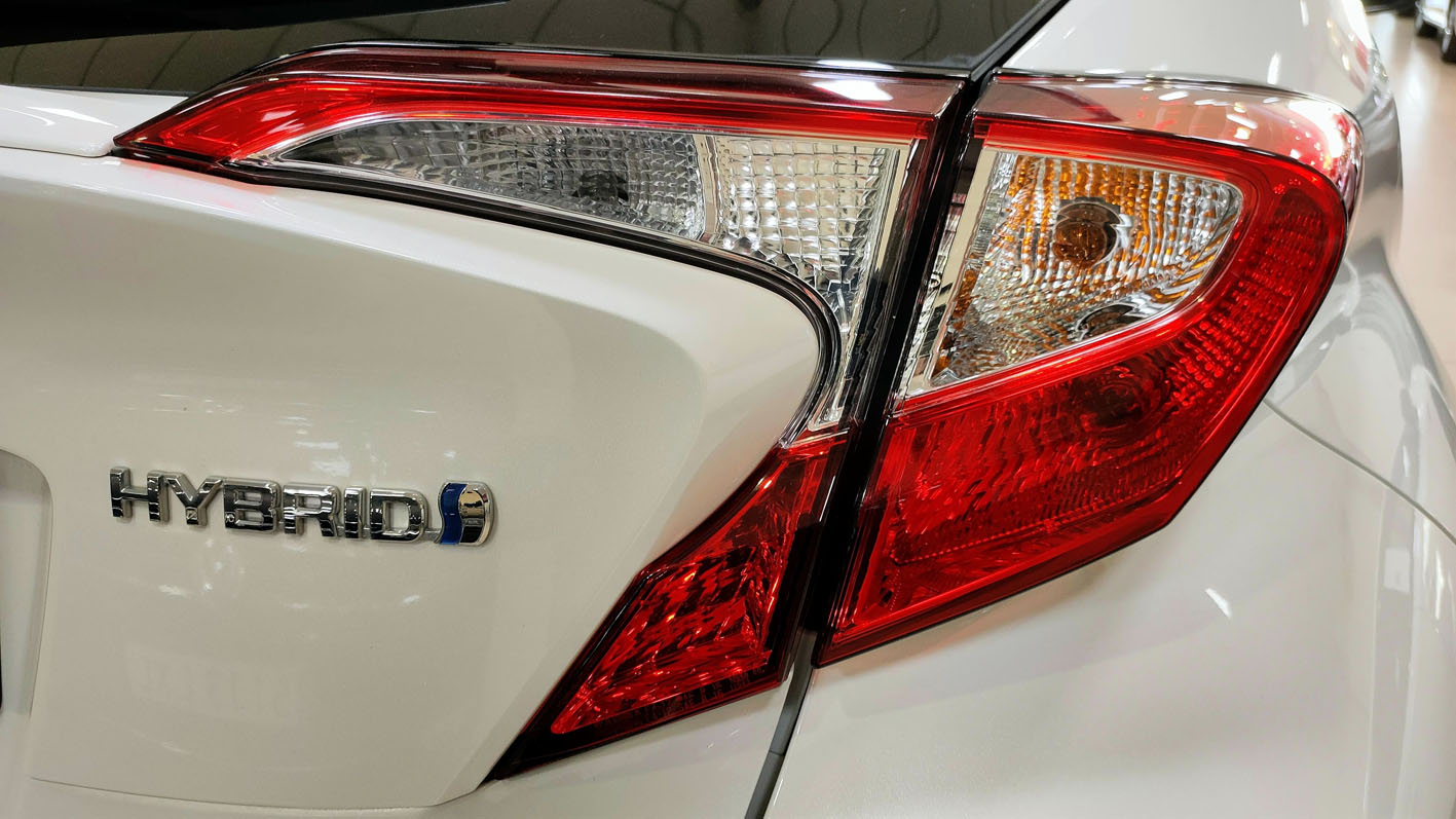 Toyota C-HR Hybrid detalle óptica trasera y logo Hybrid.