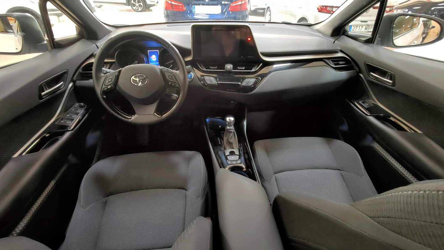 Toyota C-HR Hybrid plazas delanteras y salpicadero.