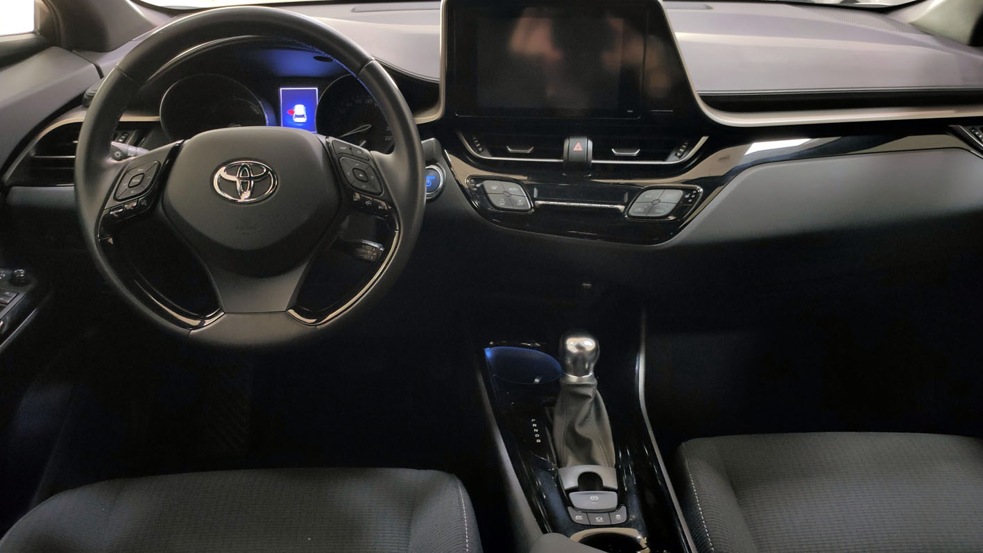 Toyota C-HR Hybrid salpicadero.