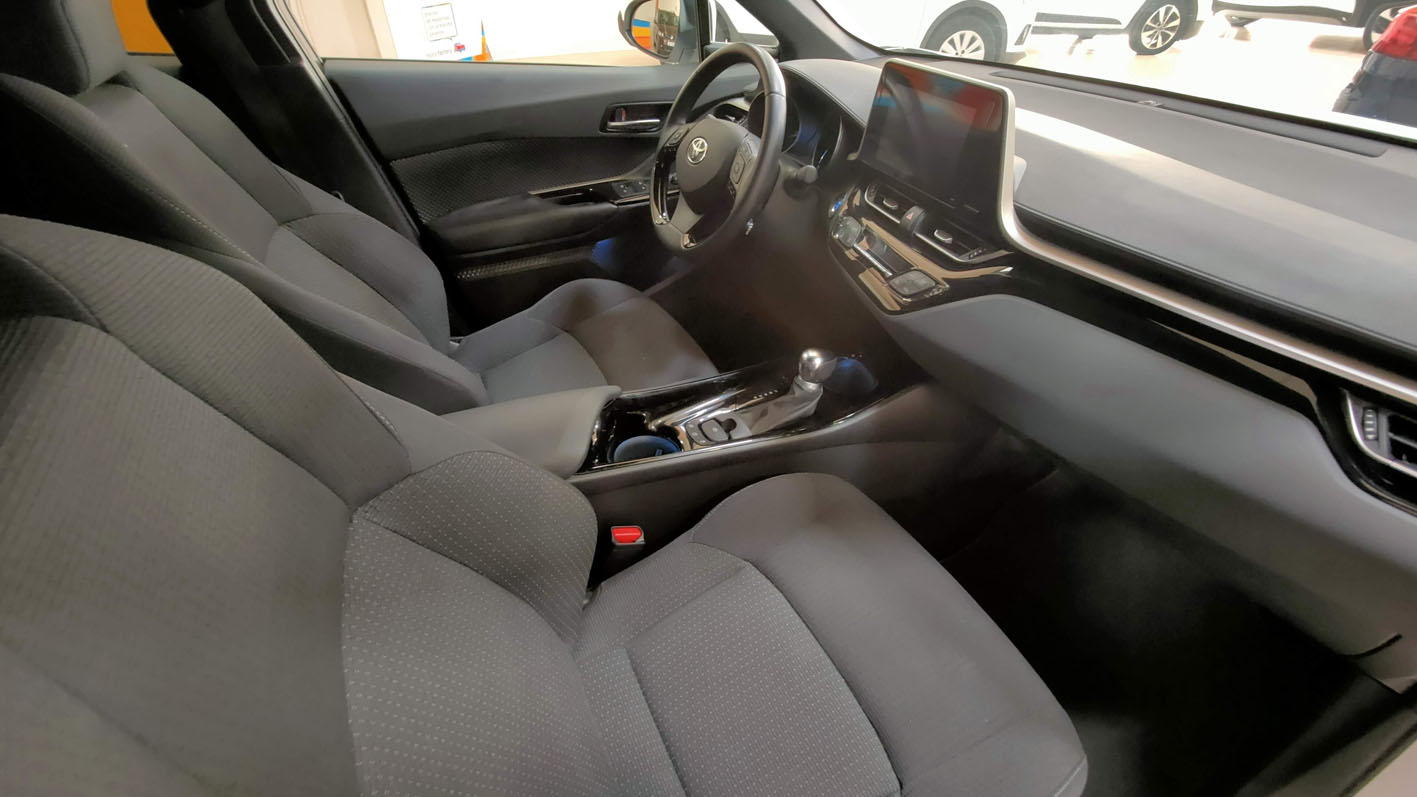 Toyota C-HR Hybrid plazas delanteras tapicería gris.