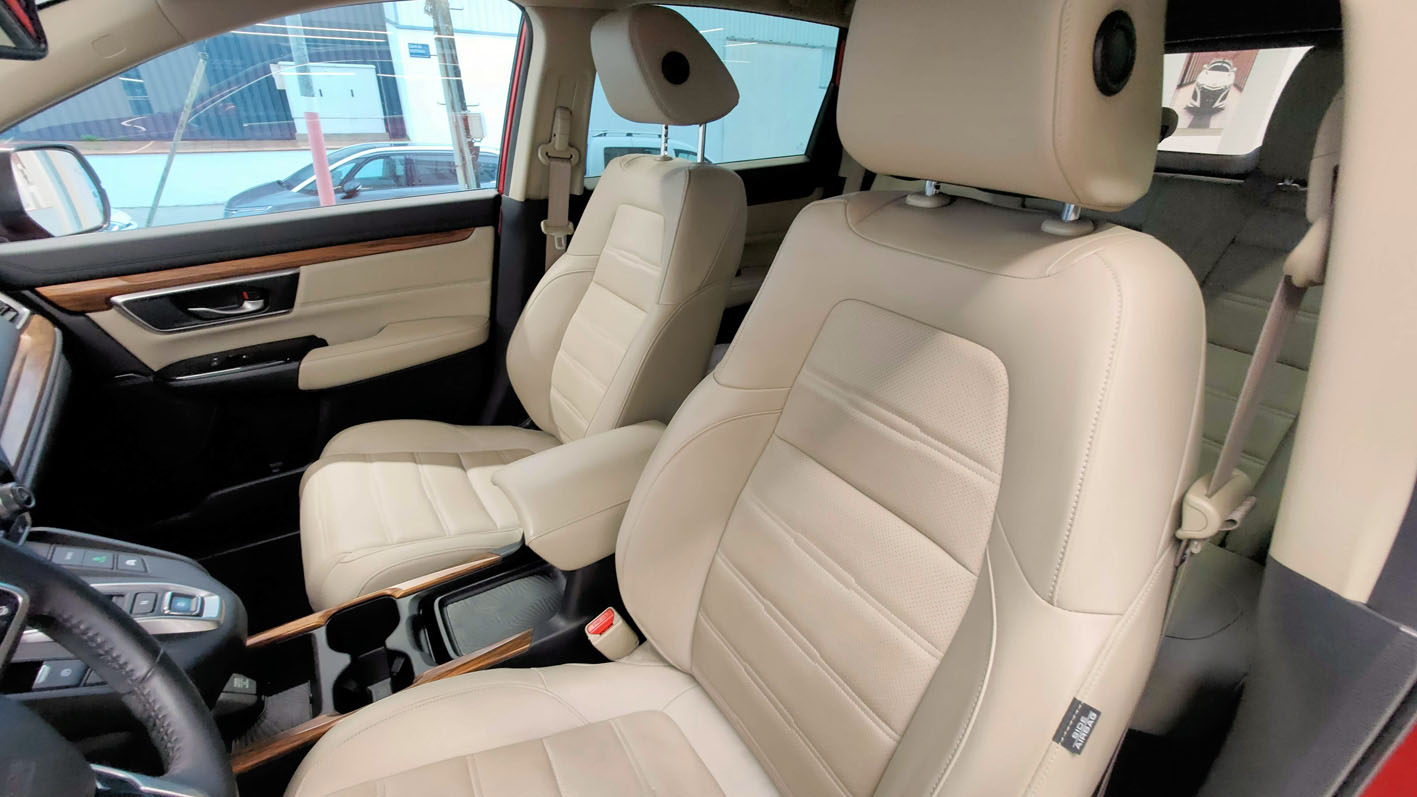 Honda CR-V Hybrid Lifestyle interior asientos delanteros tapicería piel beig.