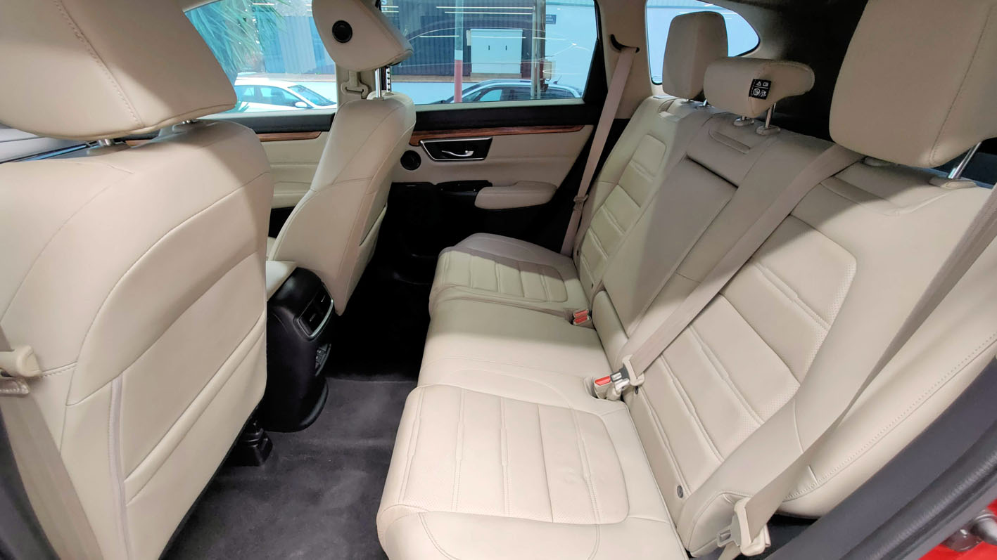 Honda CR-V Hybrid Lifestyle interior asientos traseros tapicería piel beig.