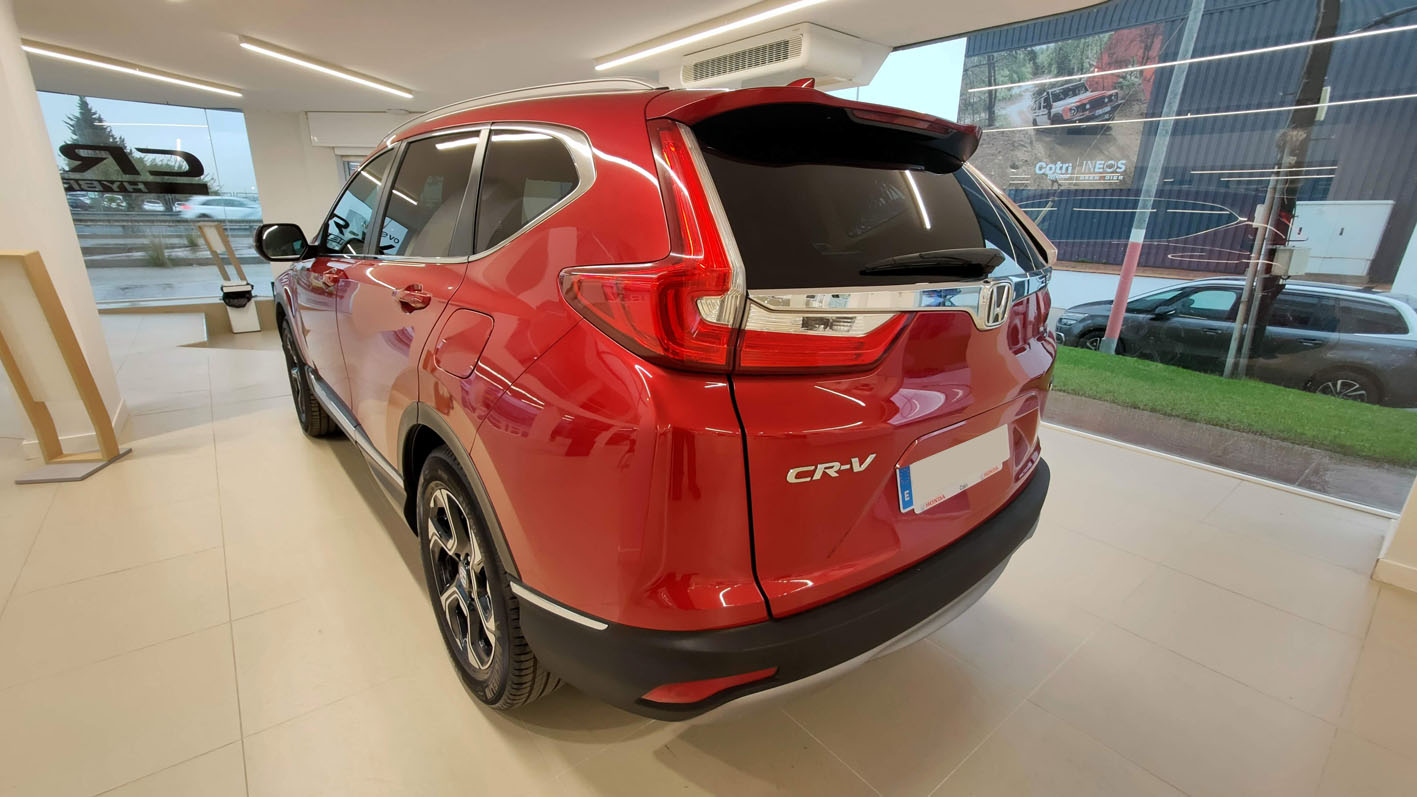 Honda CR-V Hybrid color rojo acabado Lifestyle vista lateral trasera.