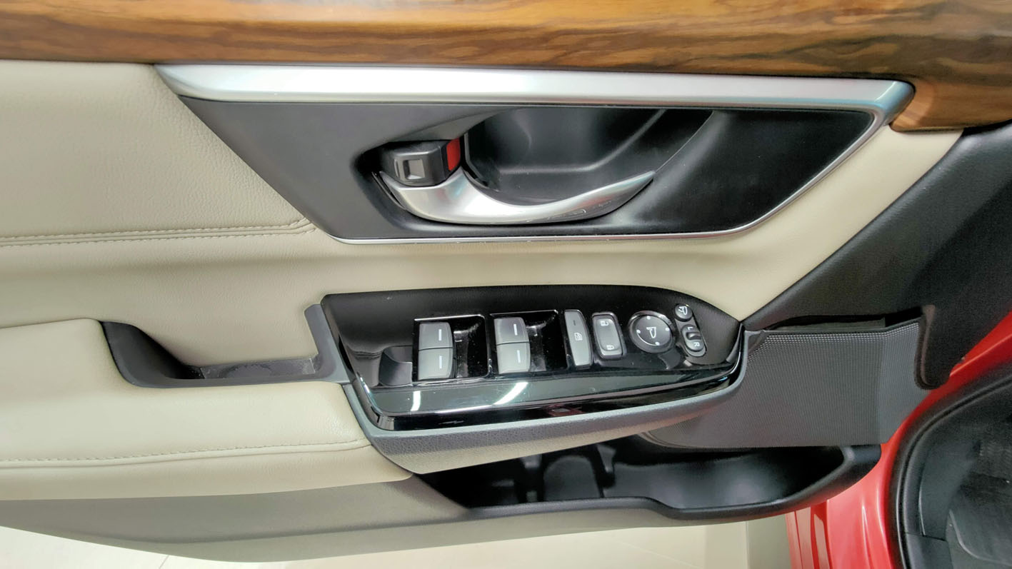 Honda CR-V Hybrid elevalunas eléctricos lado conductor.